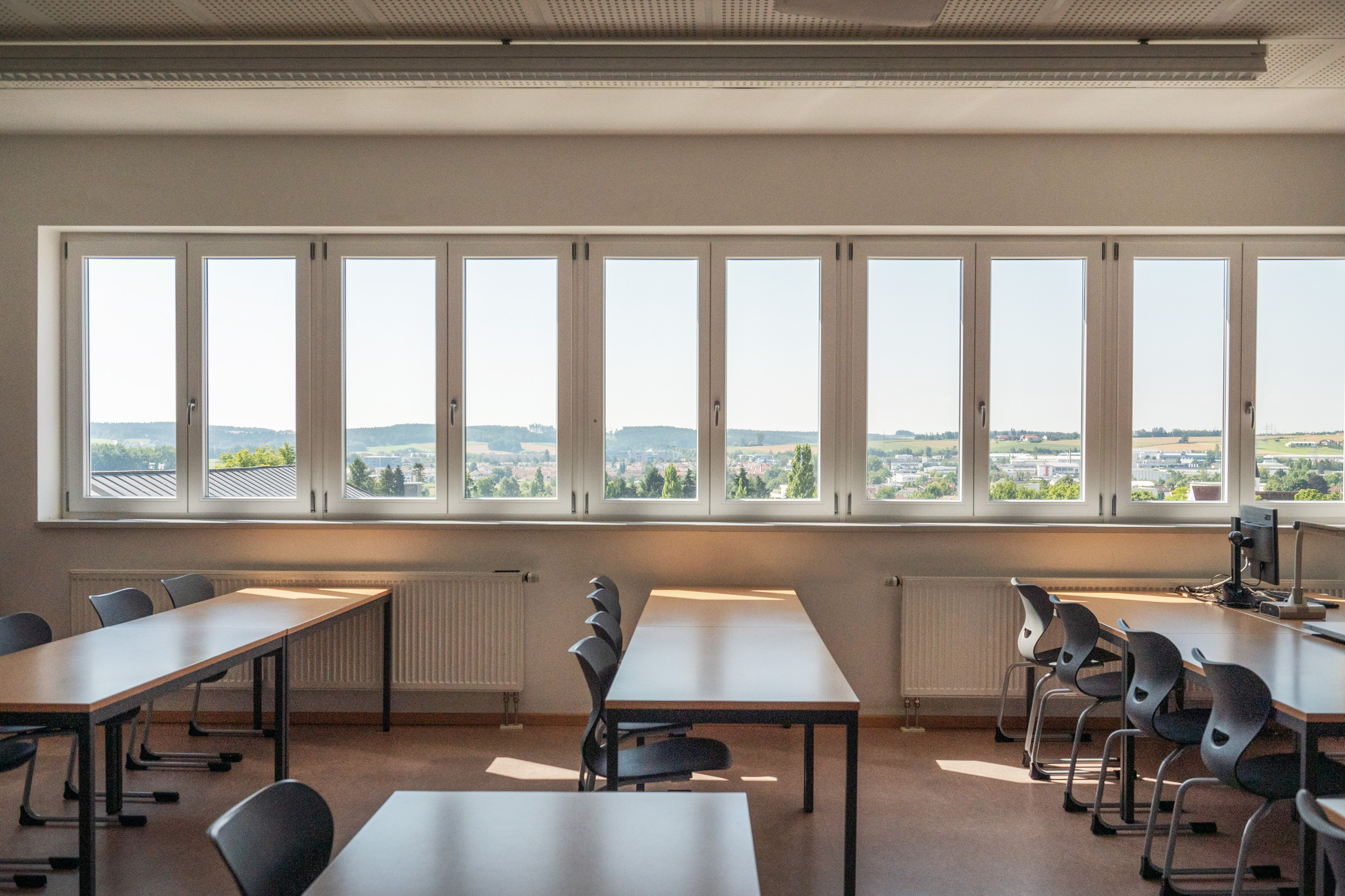 Schüler probieren das Wählen