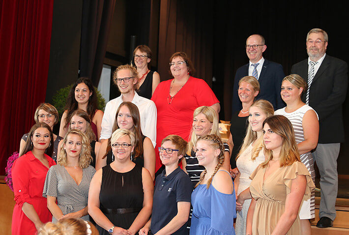 Die Jahrgangsbesten der Absolventen aller Schulen des KWA Bildungszentrums Pfarrkirchen mit Lehrkräften und (in oberster Reihe) KWA Vorstand Dr. Stefan Arend (2. v. r.) und dem Leiter des Bildungszentrums Karl-Heinz Edelmann (rechts)