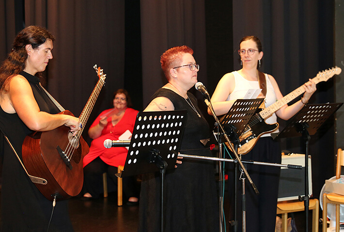 Lehrerinnen-Band des KWA Bildungszentrums Pfarrkirchen, hier bei der Abschlussfeier 2019 in der Stadthalle.