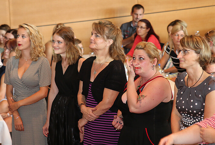 Absolventen des KWA Bildungszentrums bei der Abschlussfeier im Juli 2019 in der Stadthalle Pfarrkirchen.