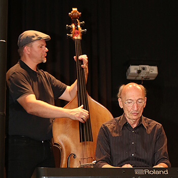 Auch das bekannte und beliebte Ernst-Kreuzmair-Trio unterhielt mit Musik - am Piano Ernst Kreuzmair. am Bass Bernhard Grundwürmer.