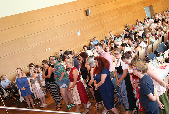 Absolventen des KWA Bildungszentrums bei der Abschlussfeier im Juli 2019 in der Stadthalle Pfarrkirchen.