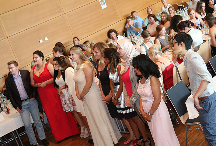 Absolventen des KWA Bildungszentrums bei der Abschlussfeier im Juli 2019 in der Stadthalle Pfarrkirchen.