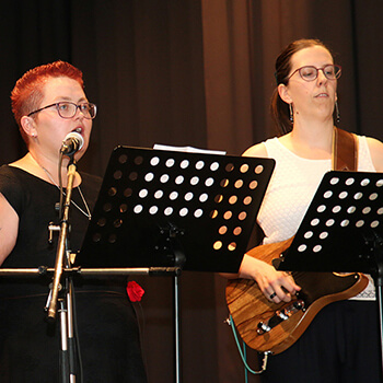 Abschlussfeier 2019 des KWA Bildungszentrums in der Stadthalle Pfarrkirchen mit Einlagen der Lehrerinnen-Band, v. l.: Silvia Wieser, Gundula Stadler, Christiane Gerl