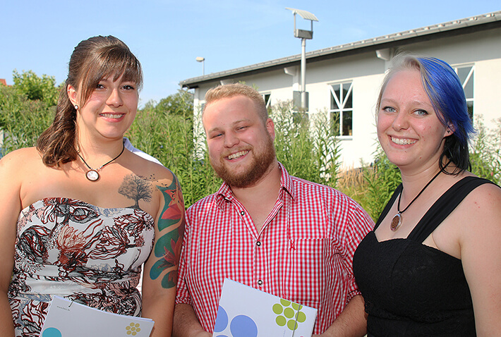 Absolventen des KWA Bildungszentrums bei der Abschlussfeier im Juli 2019, vor der Stadthalle Pfarrkirchen.