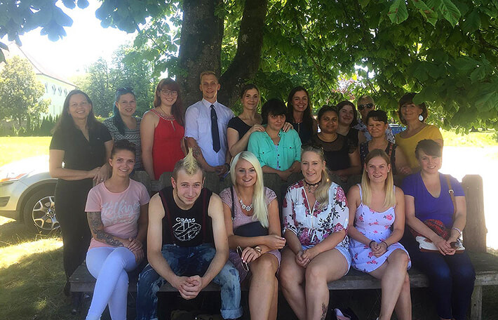 Absolventen der Berufsfachschule für Altenpflegehilfe Bad Griesbach mit Lehrkräften; links Elke Bründl (Schulleitung), rechts Irene Geishauser (Klassenleitung), 6. v. r. Bettina Birndorfer.