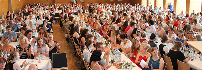 Absolventen des KWA Bildungszentrums Pfarrkirchen bei der Abschlussfeier im Juli 2019 in der Stadthalle.