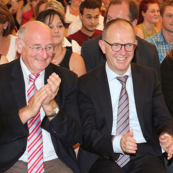 Georg Riedl, Bürgermeister a. D., und Dr. Stefan Arend, KWA Vorstand, bei der Abschlussfeier 2014 des KWA Bildungszentrums in Pfarrkirchen