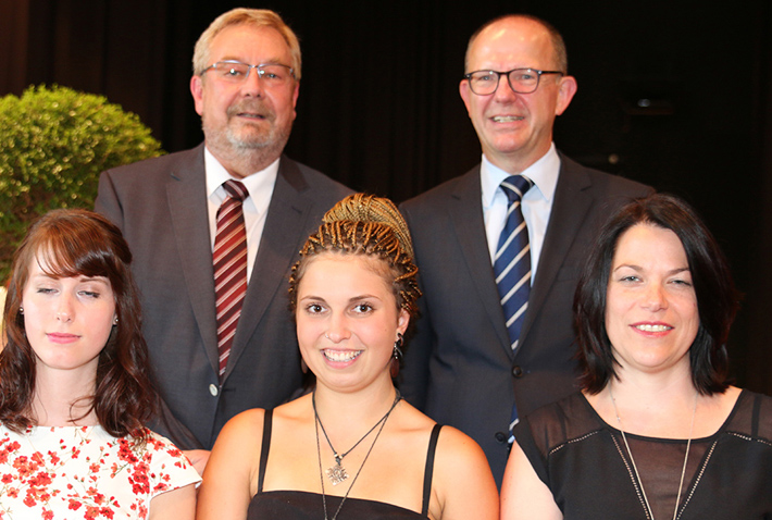 Abschlussfeier 2015 im KWA Bildungszentrum, 1,0-Abschlüsse erzielten (vo.v.li.) Caroline Viehhauser, Lisa Dallinger und Natalie Baron. KWA-Vorstand Dr. Stefan Arend und BIZ-Leiter Karl-Heinz Edelmann gratulierten.