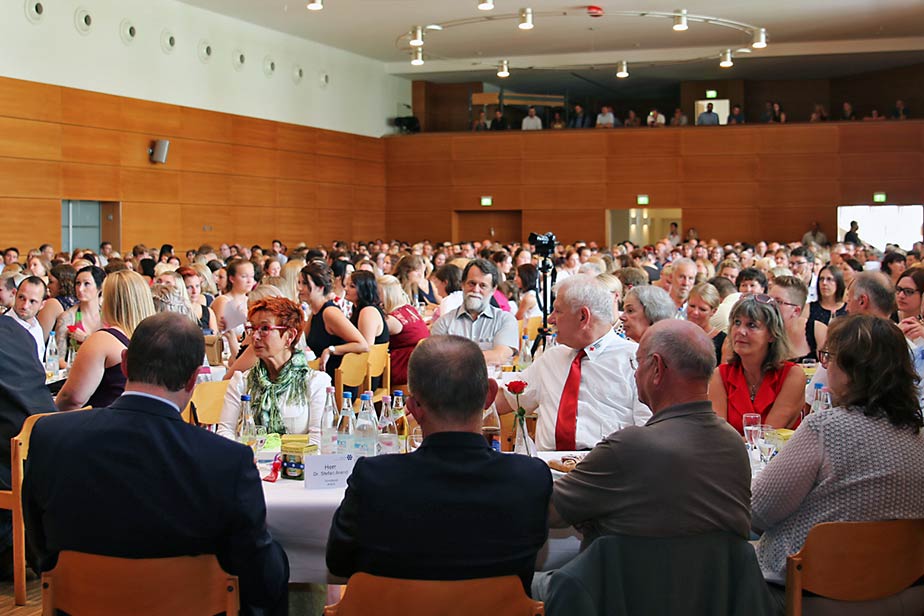 Blick in die mit mehr als 600 Gästen vollbesetzte Stadthalle Pfarrkirchen.