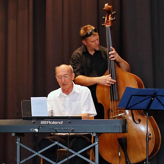 Das Ernst-Kreuzmair-Trio jazzte die Abschlussfeier mit fetzigen Tönen.