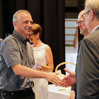 Karl-Heinz Edelmann gratuliert Christoph Niedernhuber, dem Jahrgangsbesten in der Heilerziehungspflegehilfe.