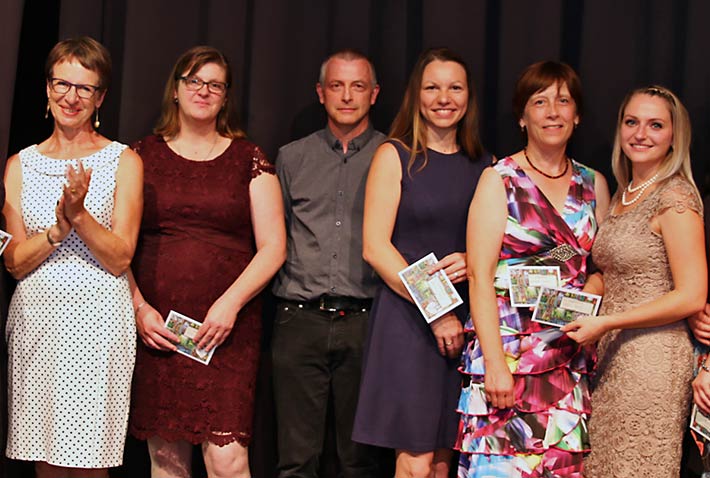 Gruppenfoto der Jahrgangsbesten aus den Fachschulen Heilerziehungspflege und Heilerziehungspflegehilfe.