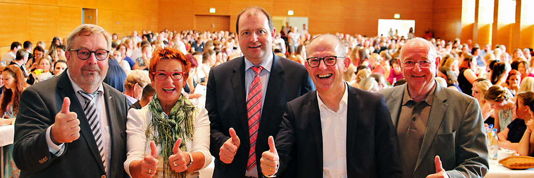 Freuen sich auf Feierstunde: Karl-Heinz Edelmann (Leiter Bildungszentrum), Reserl Sem (MdL), Michael Fahmüller (Landrat), Dr. Stefan Arend (KWA Vorstand), Georg Riedl (Koordinator European Campus) (von links nach rechts)