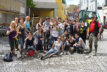 Engagement von Studierenden und Schülern bei "Passau räumt auf"