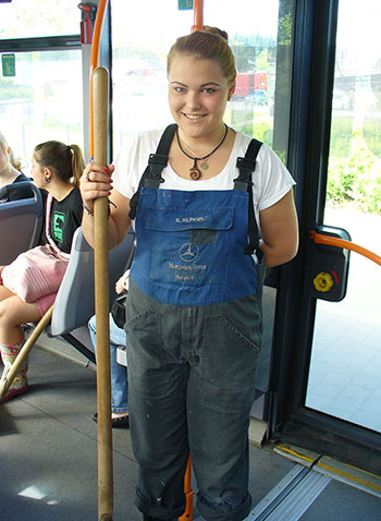 Studierende des KWA Bildungszentrums auf dem Weg zu "Passau räumt auf" 2013