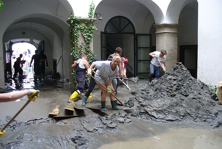 Studierende des KWA Bildungszentrums bei "Passau räumt auf" nach der Flutkatastrophe 2013