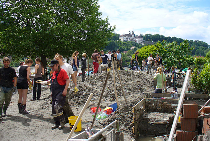 Studierende des KWA Bildungszentrums bei "Passau räumt auf" nach der Flutkatastrophe 2013