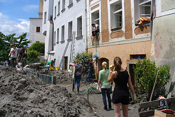 Studierende des KWA Bildungszentrums bei "Passau räumt auf" nach der Flutkatastrophe 2013