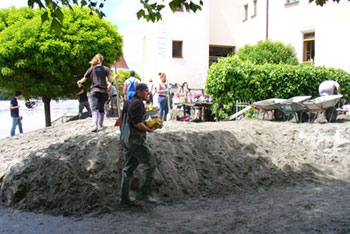 Studierende des KWA Bildungszentrums bei "Passau räumt auf" nach der Flutkatastrophe 2013