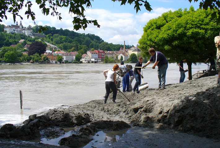 Studierende des KWA Bildungszentrums bei "Passau räumt auf" nach der Flutkatastrophe 2013