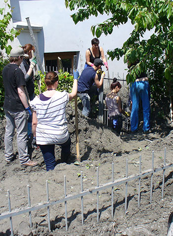 Studierende des KWA Bildungszentrums bei "Passau räumt auf" nach der Flutkatastrophe 2013