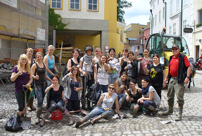 Studierende des KWA Bildungszentrums bei "Passau räumt auf" nach der Flutkatastrophe 2013