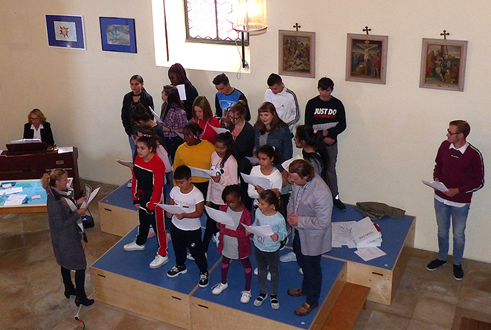 Mit dem Lied "Wir sind Kinder einer Welt" eröffnete der Chor des Caritas-Schülerzentrums "Krabat" unter der Leitung von Ursula Wieshuber das Programm in der Spitalkirche zum Weltkindertag. Am Klavier begleitete Christa Rembart.