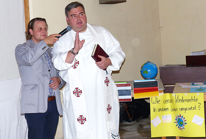 Pfarrcaritasvorstand Christian Steiger (li.) und Pater Jakob Zarzycki.